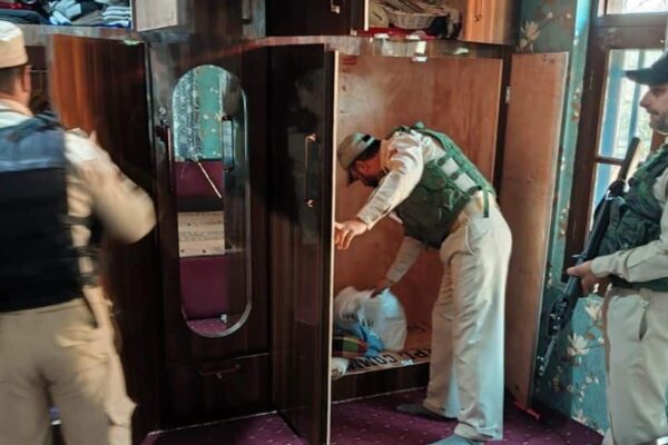 Terrorist Links: श्रीनगर पुलिस ने 21 निवासों पर छापेमारी की