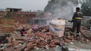 Blast: सुल्तानपुर में मकान में तेज धमाका, कई घायल, बचाव जारी
