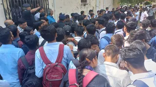Protest: Allahabad University में सुरक्षाकर्मियों से झड़प के बाद छात्रों का हंगामा