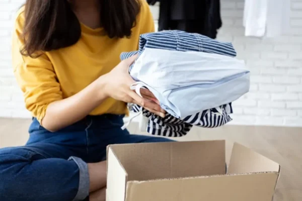 Donation: पुराने कपड़ों का दान करने से पहले जानें ये 5 बातें