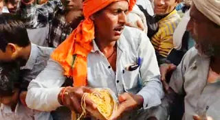 Viral: यूपी में मुख्यमंत्री के सामूहिक विवाह में चाउमीन और चिप्स की लूट!