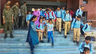 Schools: यूपी के सरकारी स्कूल चार दिसंबर तक शाम 5 बजे तक खुलेंगे, प्रशासन का निर्णय
