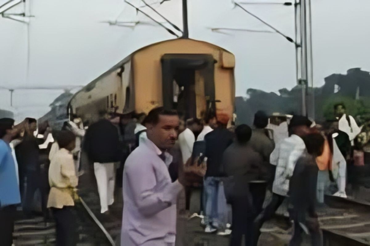 Train News: बिहार में बेंगलुरु एक्सप्रेस में बड़ा हादसा टला, यात्रियों में दहशत