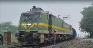 UP News: Stones pelted on Kashi Mahakal Express in Kanpur, glass of coach broken, panic among passengers.