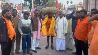 UP News: Kedar reached Ayodhya from Karnataka with 35 kg sack of jowar on his head, dedicated it to Ram temple.