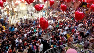 UP News: The installation of railing in Thakur Banke Bihari temple made darshan easy, crowd still at the entrance