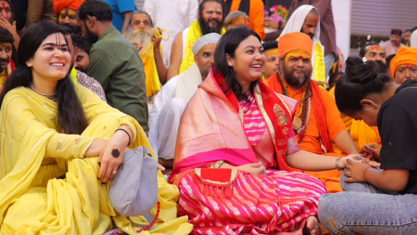 The storyteller painted mehendi and won the heart of Manoj Tiwari’s wife, Devi Chitralekha looked beautiful in a suit and Surbhi looked beautiful in a saree.