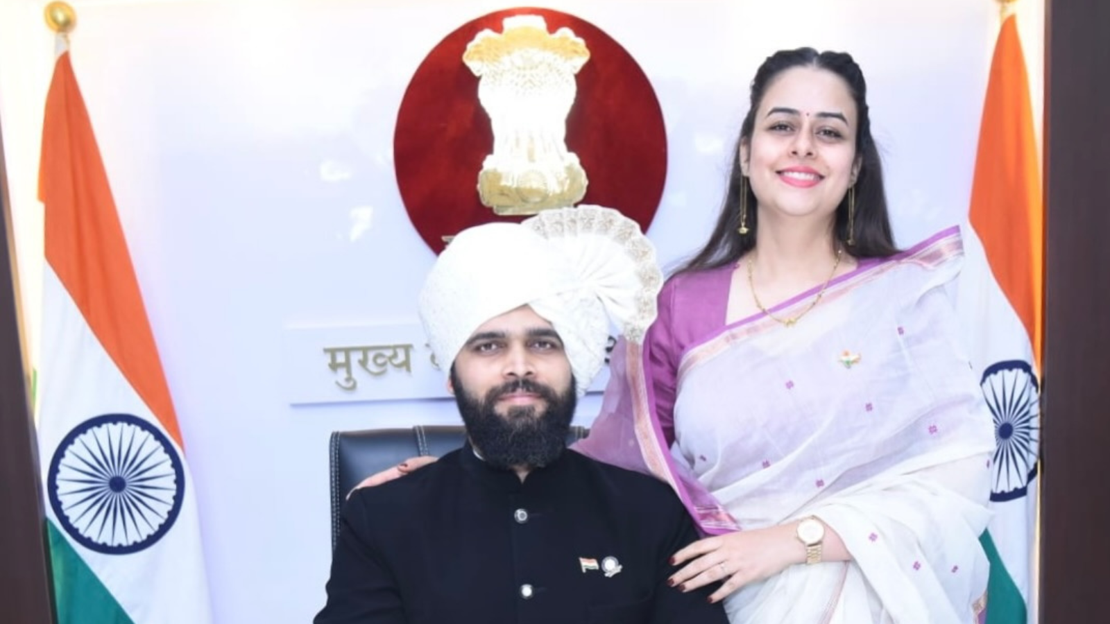 IAS’s wife is no less beautiful than the heroine, sometimes she is seen in suit-sari and sometimes in jeans, Chandrika’s style is amazing.