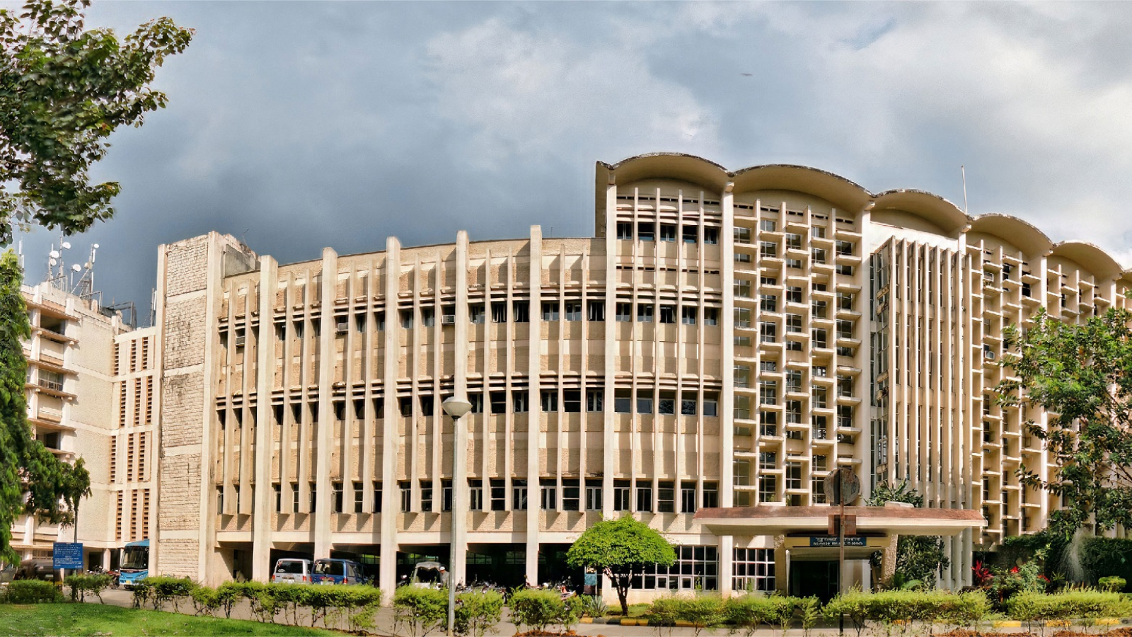 How many B.Tech courses are there in IIT Bombay? More than 950 seats… only JEE top rankers get admission