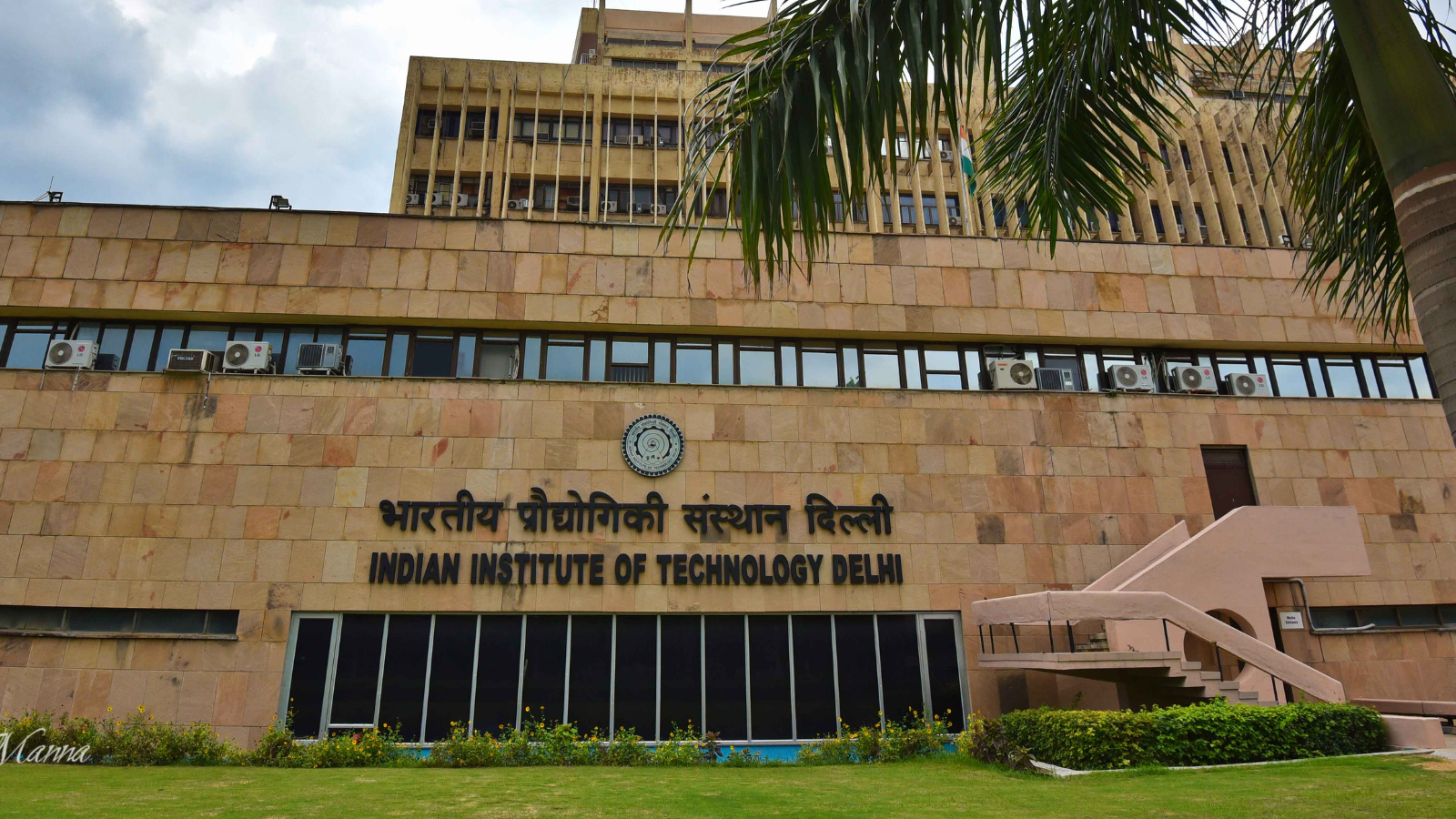 How many B.Tech seats are there in IIT Delhi? Only JEE candidates get admission in these courses