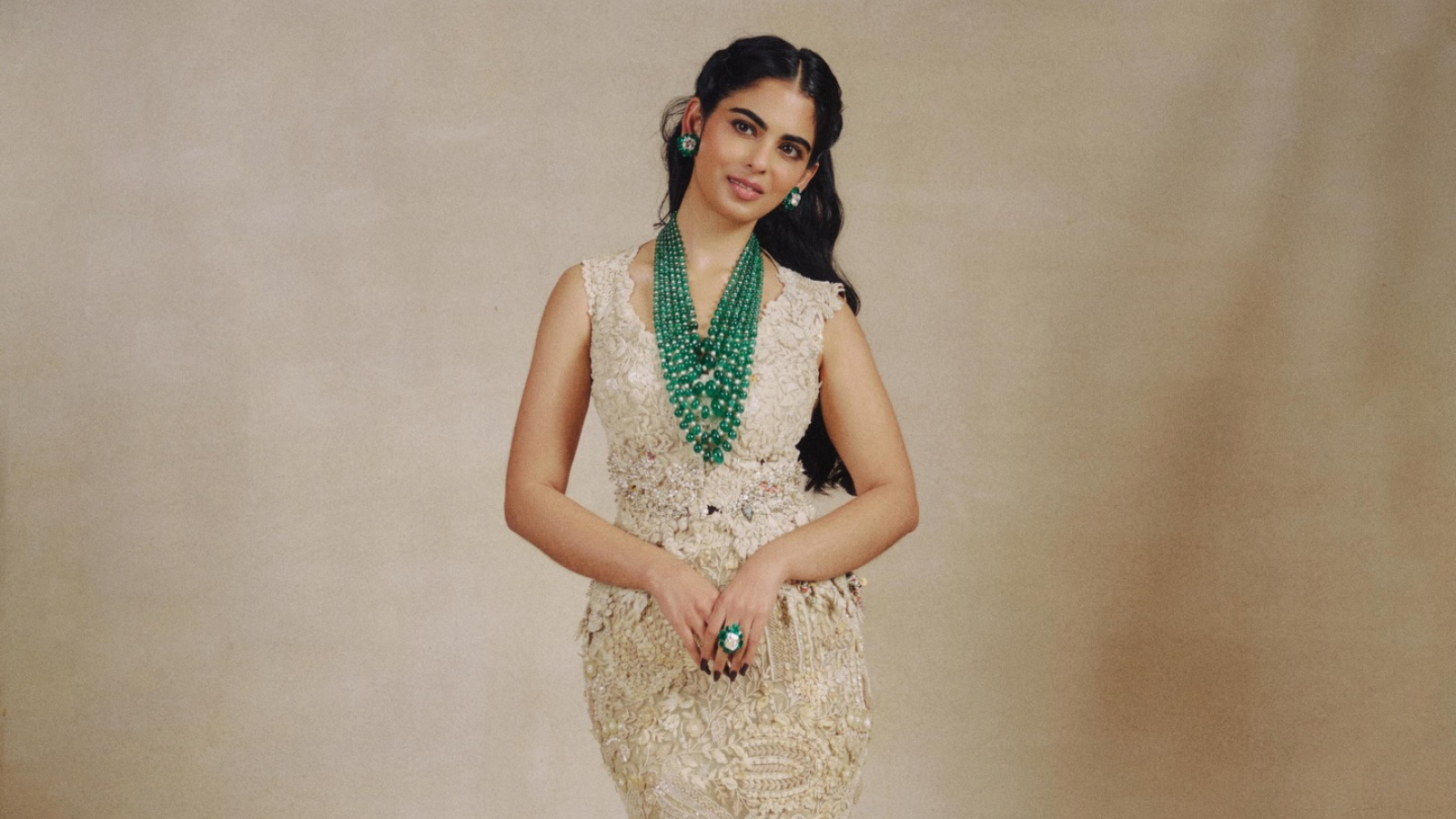 Isha Ambani became a modern princess, focused on the pearl-emerald necklace, looked royal chic in floral clothes