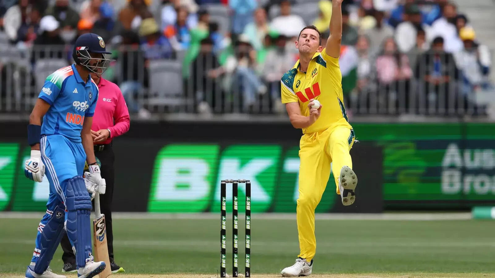 Before the T20 World Cup, Australia got a big blow, star bowler is out of the tournament, this decision was taken regarding replacement.