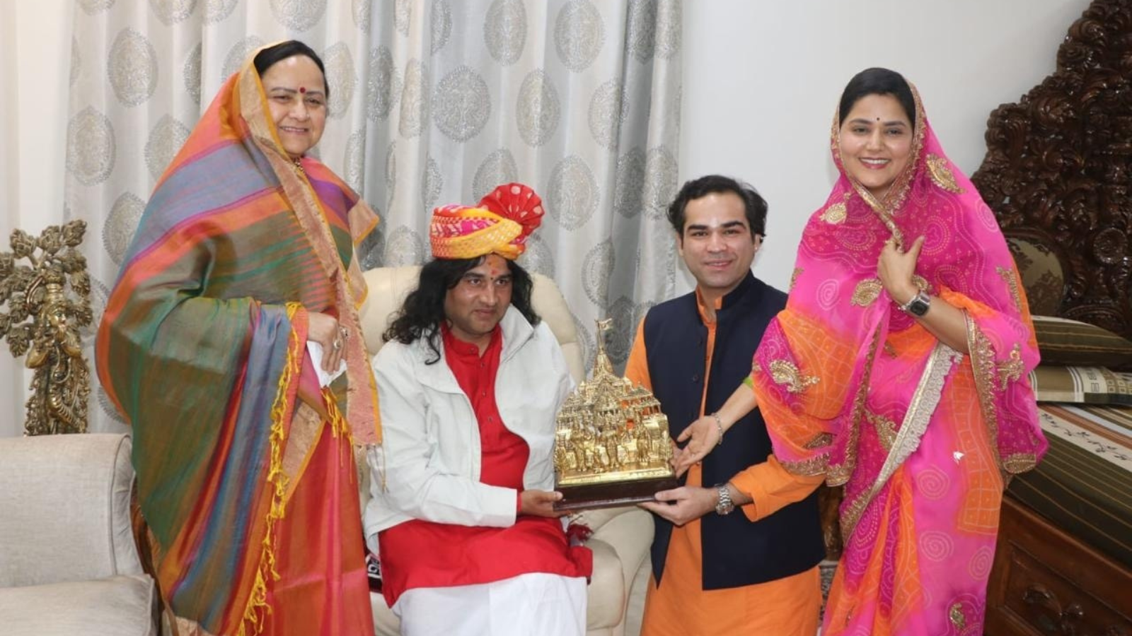 Married storyteller’s cultured look with her husband, she looked beautiful with pallu on her head, Devi Nidhi won hearts by showing her simplicity