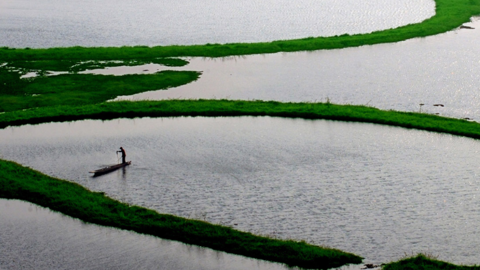 Largest Freshwater Lake Facts: Which is the largest freshwater lake? human population lives by building houses