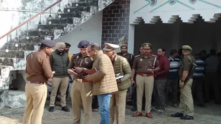 UP News: In Bijnor, three miscreants including two masked women entered the house in broad daylight and looted jewelery worth lakhs of rupees.