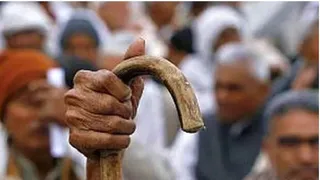 UP News: A teenage girl beat an accused of molestation with shoes in front of the police station, Panchayat in Chandausi gave a strange decision