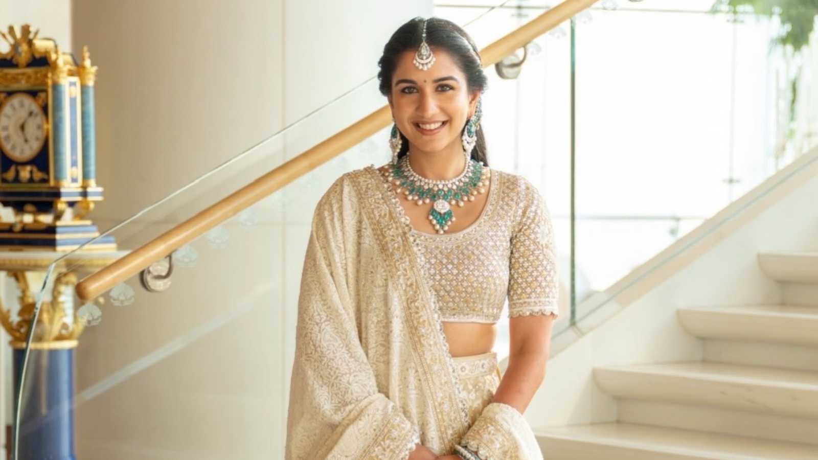 Ambani’s younger daughter-in-law herself dressed up like a bride in her home wedding, looked like a queen in a silk lehenga, spread the shine of diamonds and pearls