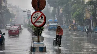 UP News: UP Weather Today: Will the weather of UP take a U-turn on the solar eclipse? It will rain in these districts, latest update