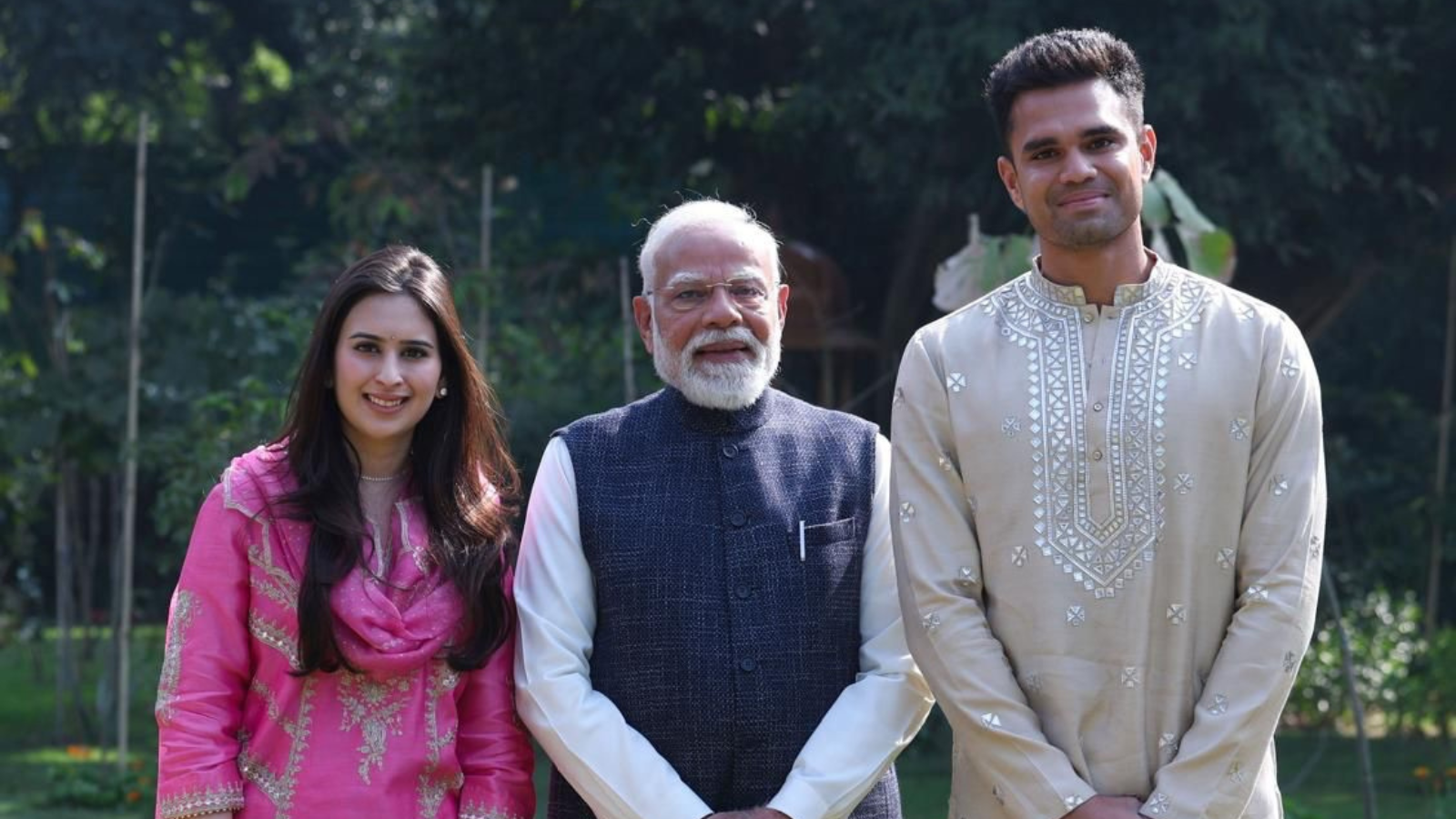 After meeting PM Modi, discussions about Sachin Tendulkar’s daughter-in-law are not ending, she was seen in a pink suit, she looked better than her sister-in-law.