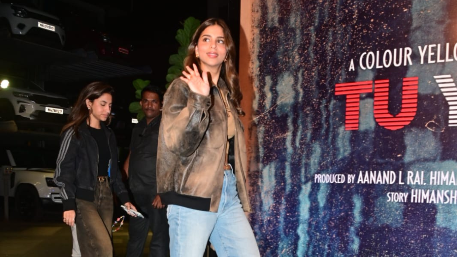 Shahrukh Khan’s darling style, wearing a jacket worth Rs 5,76,000 and a sweater worth Rs 1,74,300, everyone was left watching.