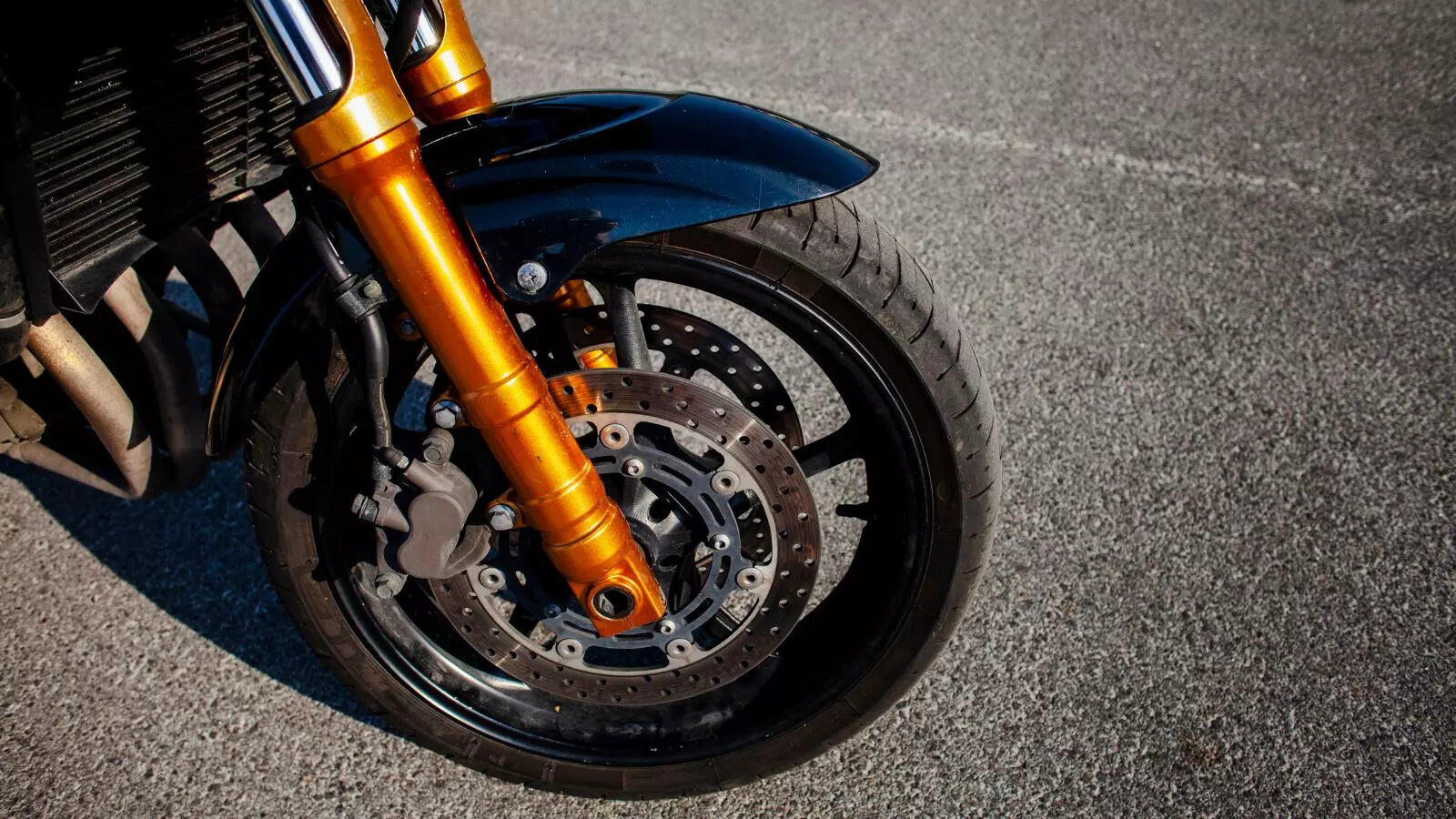 What is the difference between disc and drum brakes in a motorcycle? Which is better for you, in easy to understand language?