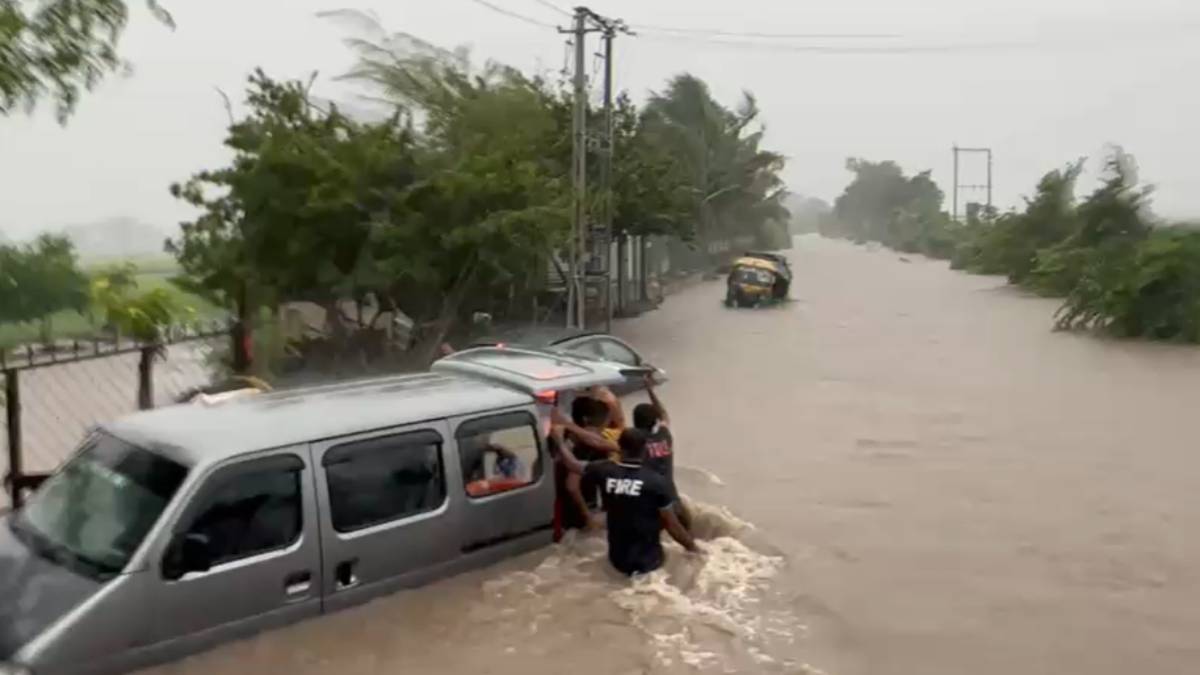 Meghraja’s Kehar in Junagadh: Rescue of 19 people trapped between rushing water on Mendara-Samadhiala road, watch VIDEO