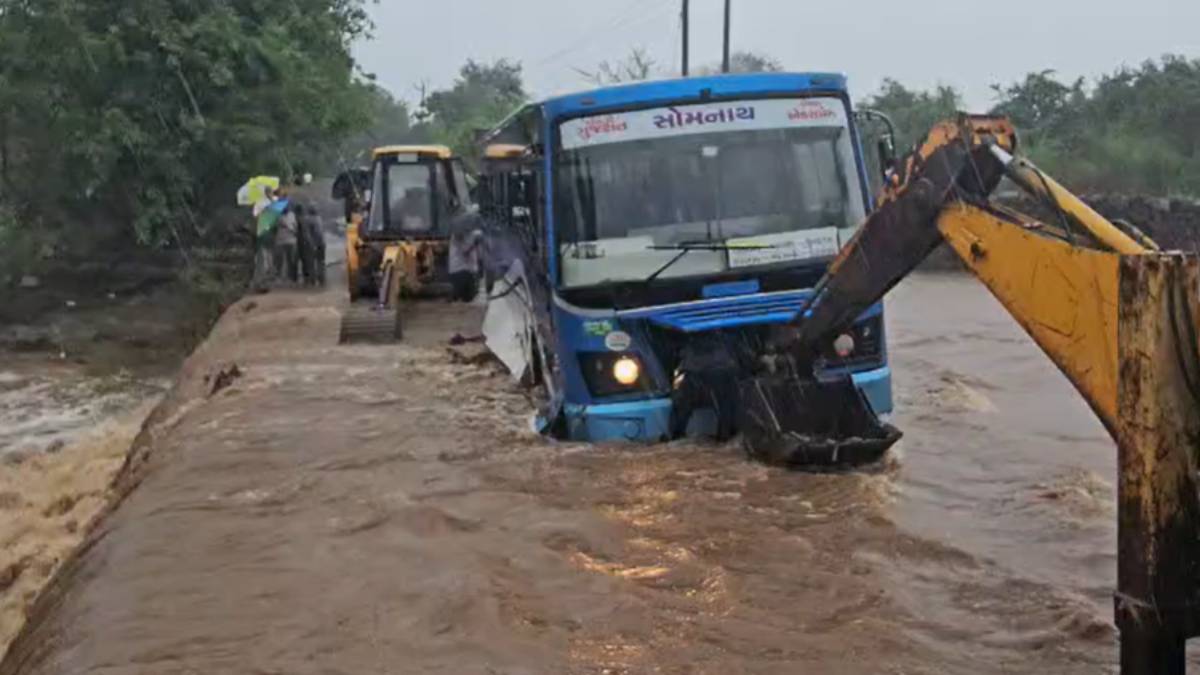 VIDEO: Disaster between Meghmeher in Malia Hatina, ST stuck on waterlogged road near Vanderwad. Heartbreaking rescue of bus passengers