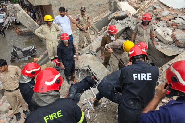 Accident: दिल्ली के रोहिणी में गिरी तीन मंजिला इमारत, मलबे में कई लोगों के दबे होने की आशंका
