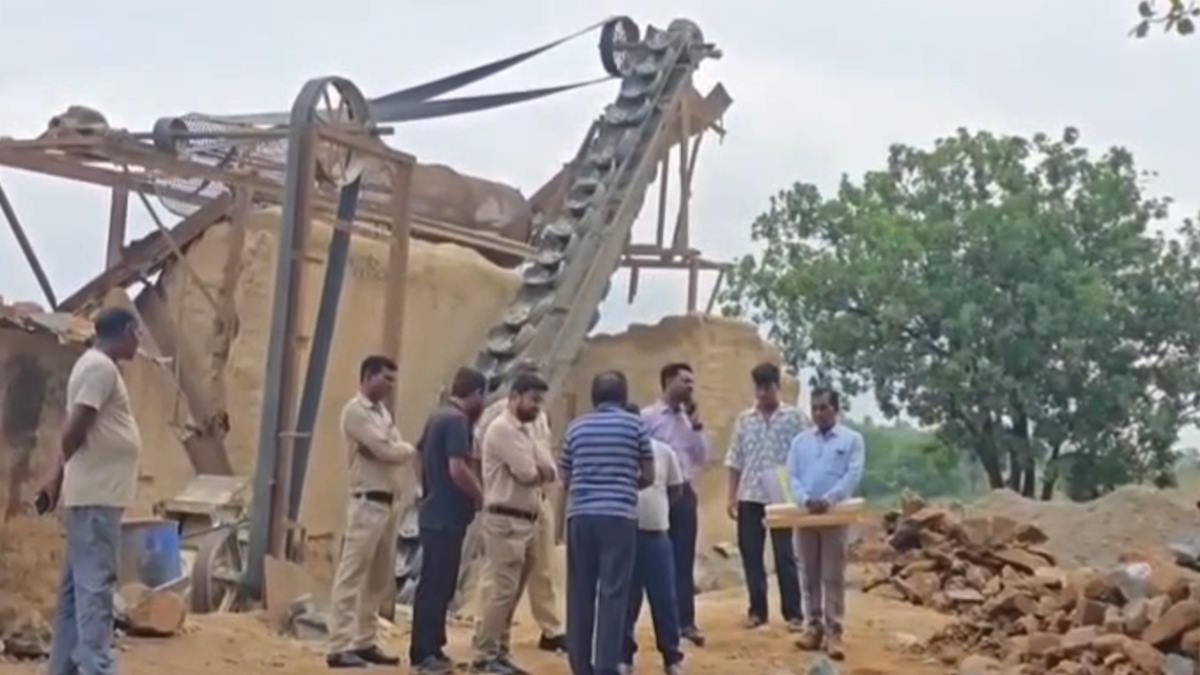 Mining: छत्तीसगढ़ में अवैध खदान हादसे के बाद प्रशासन सख्त, तीन क्रेशर सील