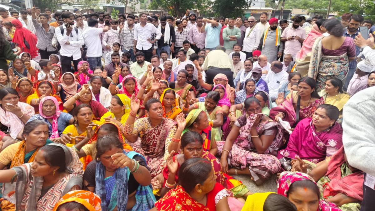 Protest: छत्तीसगढ़ में बेदखली के खिलाफ कांग्रेस का माना थाना घेराव, FIR की मांग