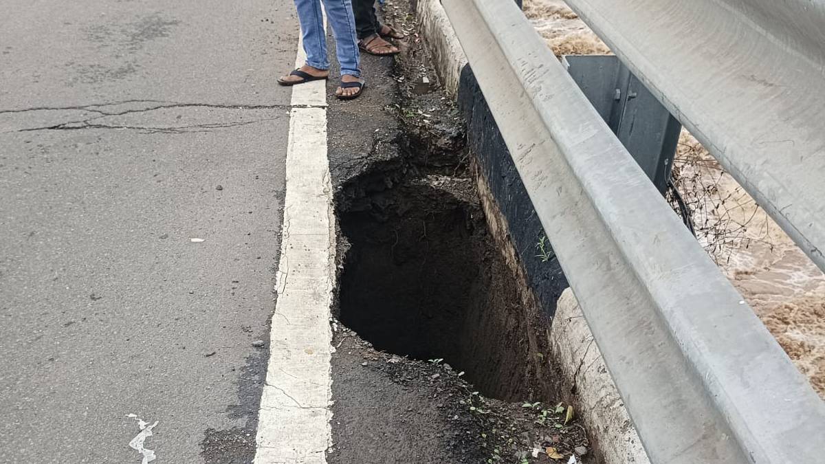 Navsari Rain: Traffic stopped due to a big gap on the bridge of Ambika river amid incessant meghmeher, high officials started running